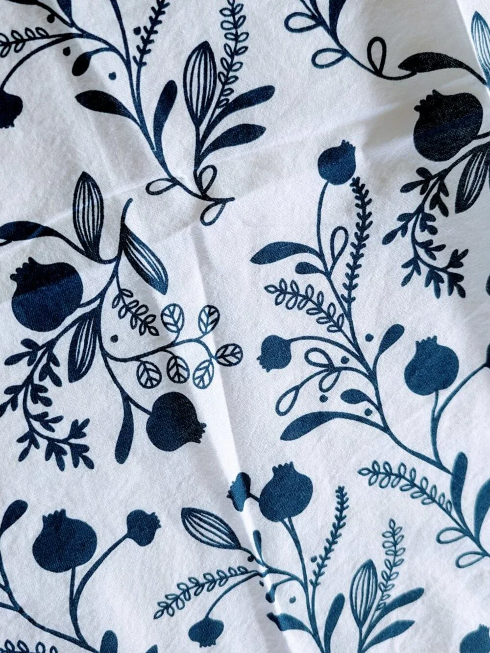 Set of 8 World Market Cotton Table Linen Napkins White Navy Floral 20x20 Square